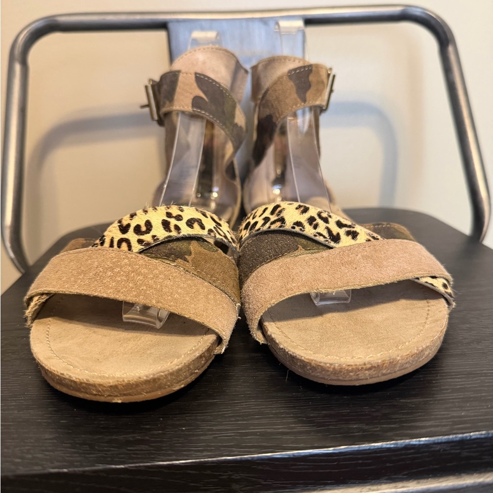 Betsey Johnson Camo Suede Leopard Strap Flat Sandals Back Zip Women’s 7.5 - Picture 4 of 13